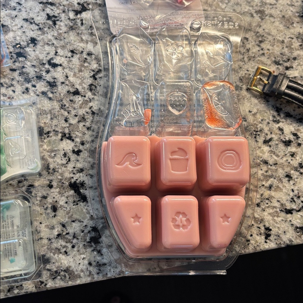Scentsy White Textured Wax Warmer with Assorted Wax Melts - Picture 6 of 7